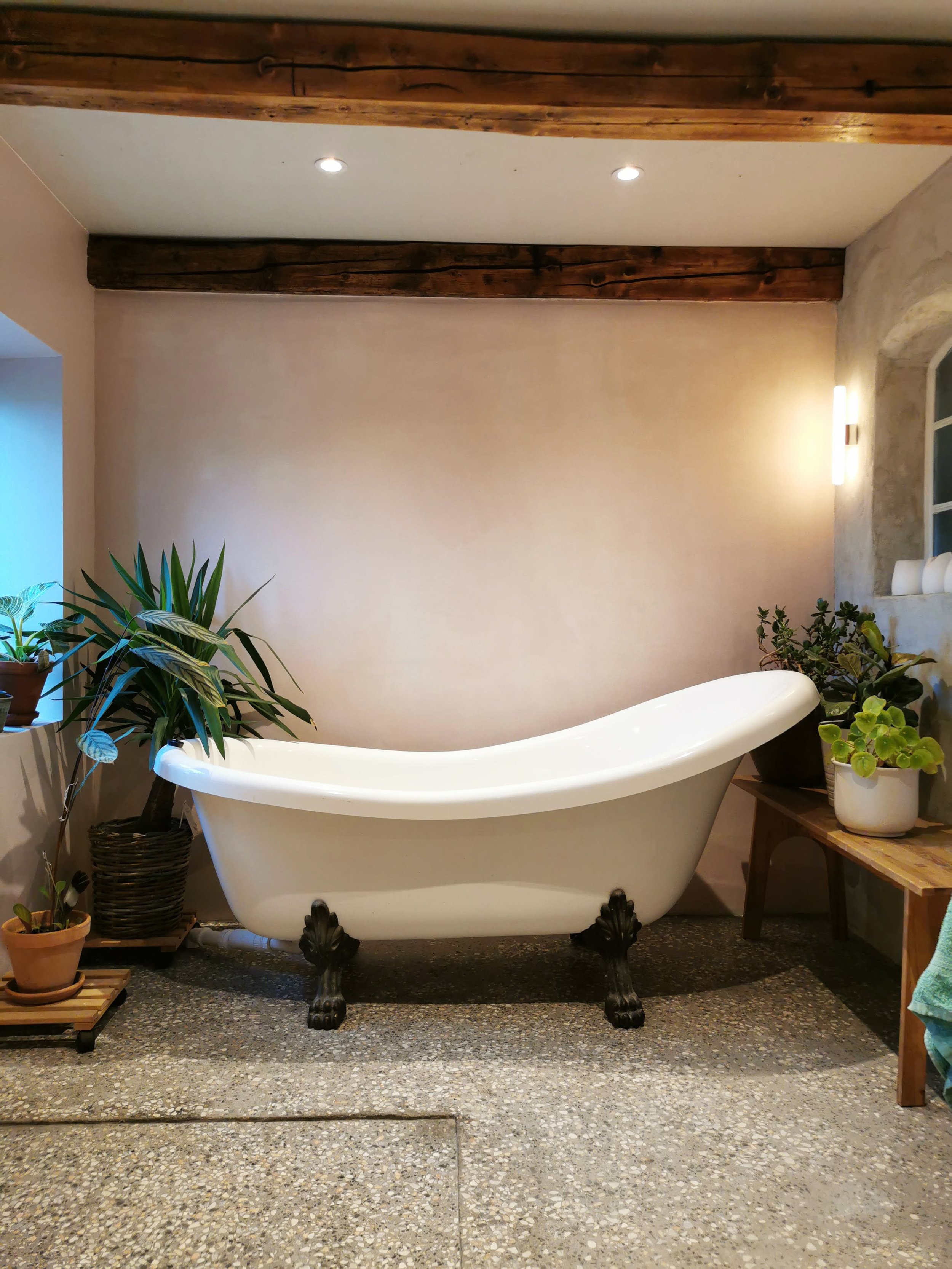 Renovering af badeværelse med terrazzo-fliser og eksponerede træbjælker