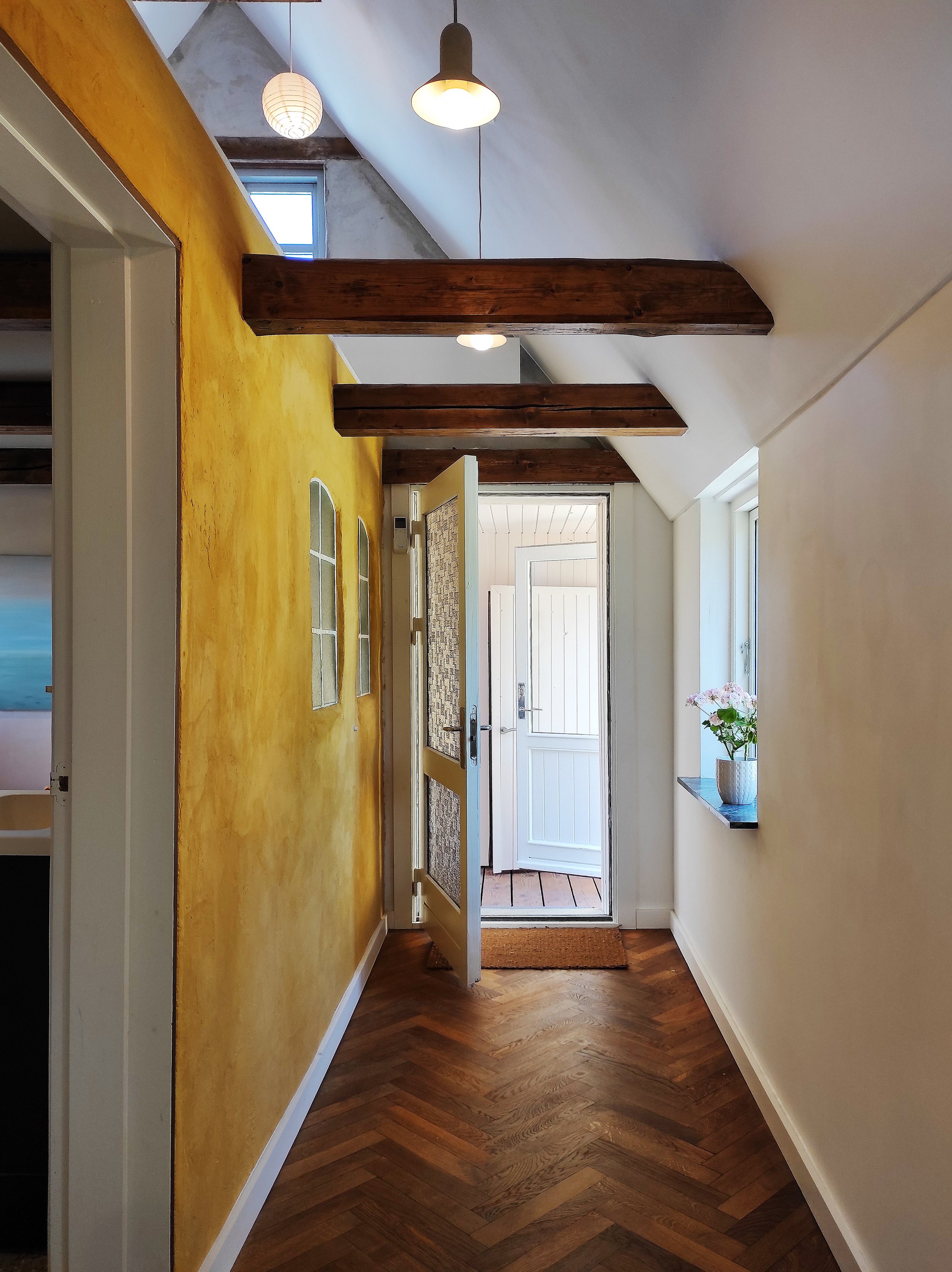 Renovering af husmandssted med genbrug af sildebensparket i massivt træ